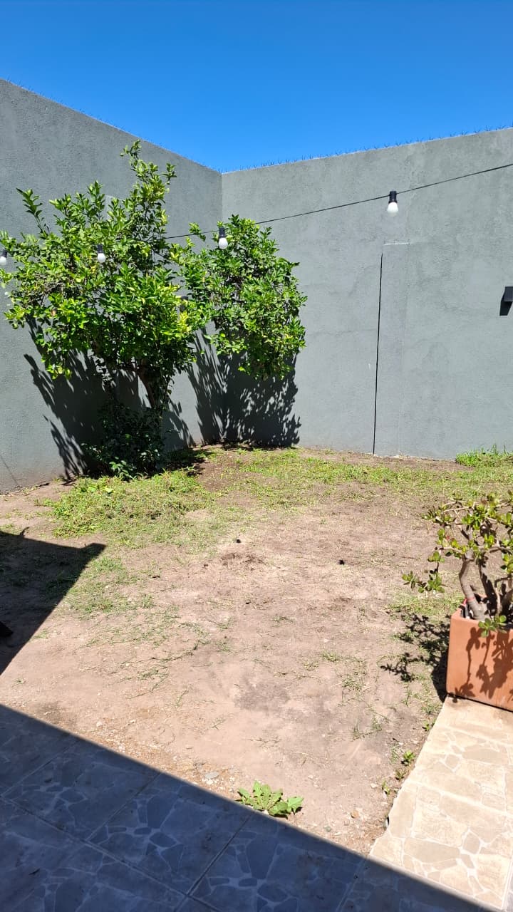 Antes: Fondo de casa en Fisherton — estado previo a la intervención de jardinería