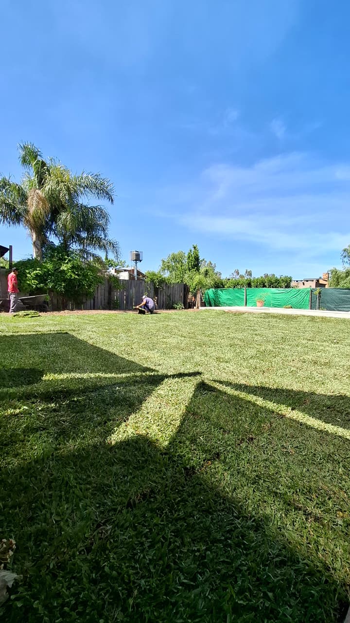 Jardín parquizado con grama bahiana mantenido por Ang Garden's en Rosario